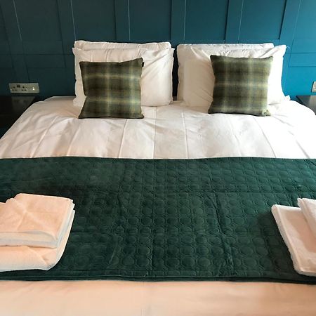 16号酒店 锡厄姆 客房 照片 A bed with a bed runner