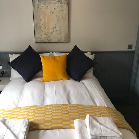 16号酒店 锡厄姆 客房 照片 The bedroom at The Old Post Office