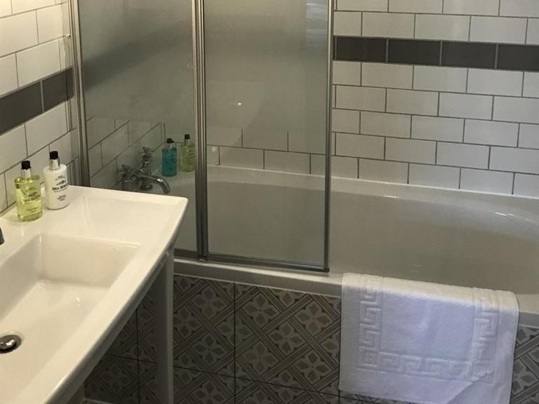16号酒店 锡厄姆 外观 照片 A shower enclosure with a sliding door