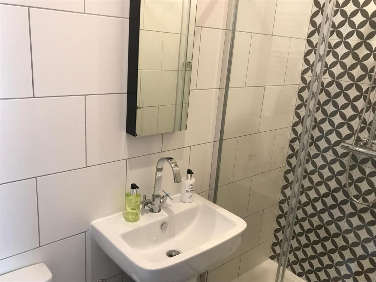 16号酒店 锡厄姆 外观 照片 Bathroom at the hotel