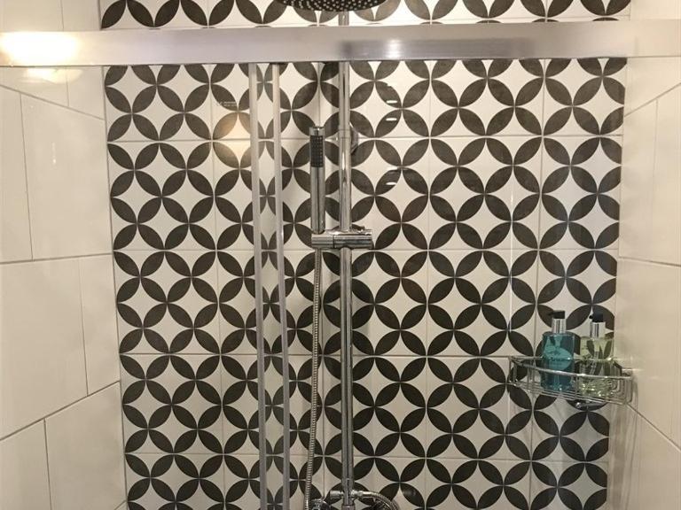 16号酒店 锡厄姆 外观 照片 A shower