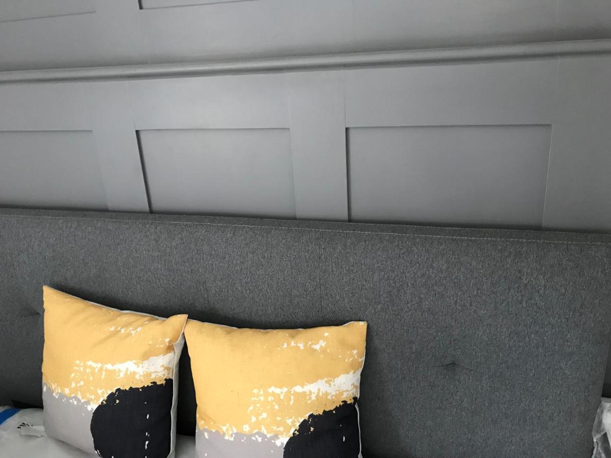 16号酒店 锡厄姆 外观 照片 A wainscot in a bedroom