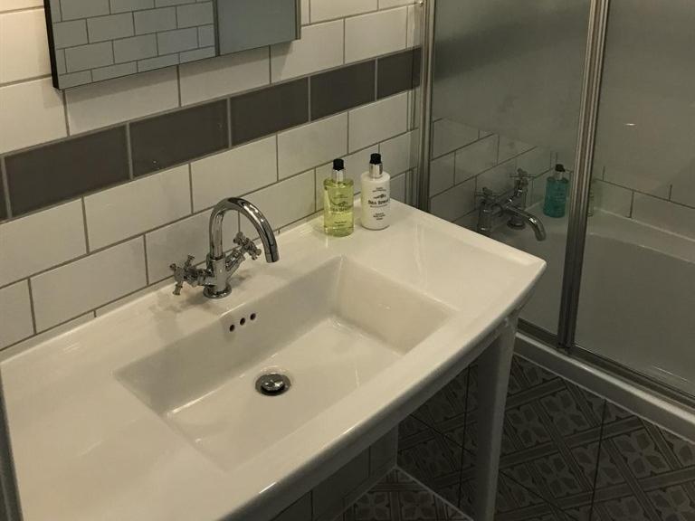 16号酒店 锡厄姆 外观 照片 Bathroom in a hotel