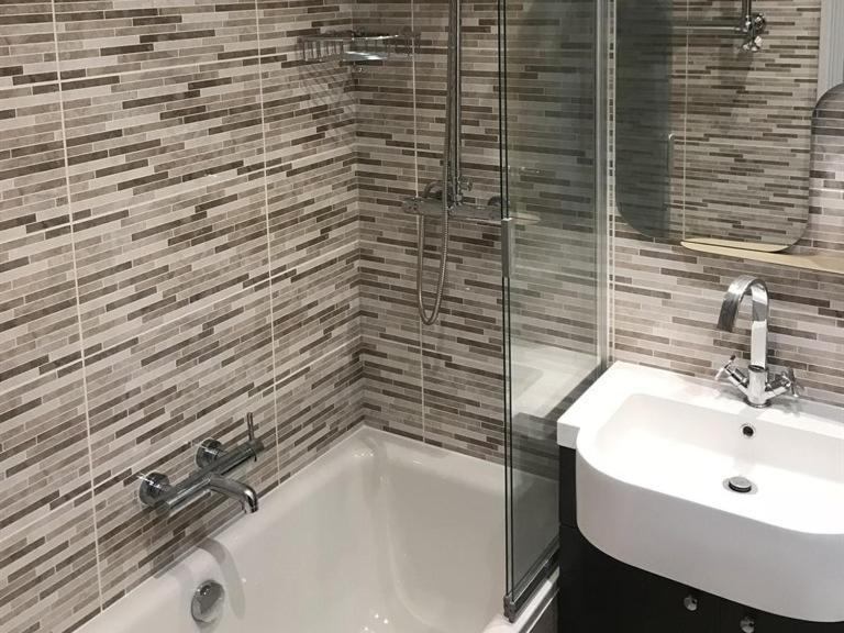 16号酒店 锡厄姆 外观 照片 Bathroom with shower enclosure