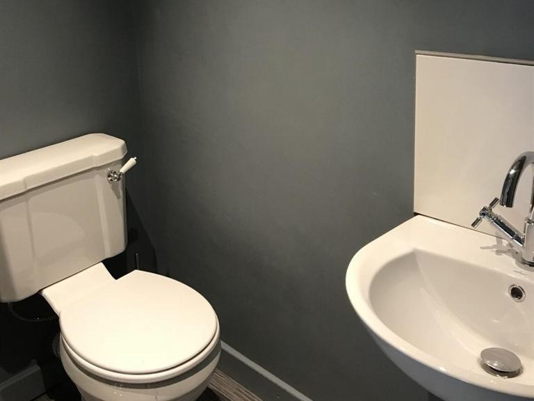 16号酒店 锡厄姆 客房 照片 A modern toilet and sink
