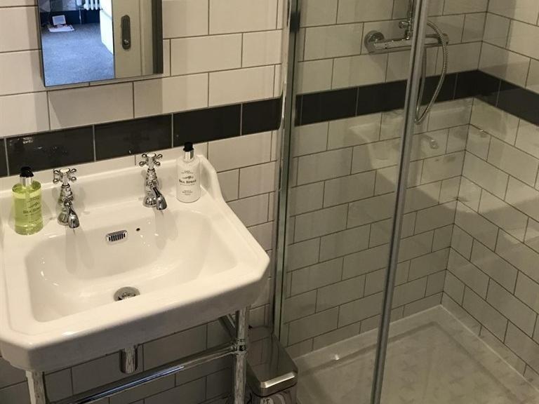 16号酒店 锡厄姆 客房 照片 A shower cubicle