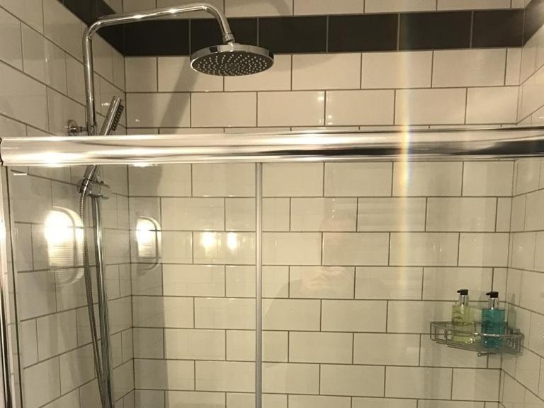 16号酒店 锡厄姆 客房 照片 A shower
