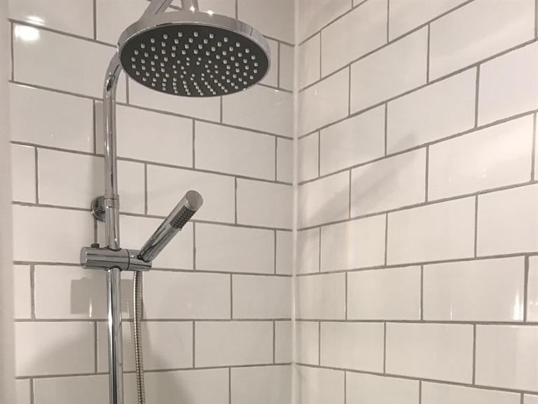 16号酒店 锡厄姆 客房 照片 A shower