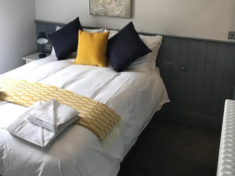 16号酒店 锡厄姆 客房 照片 A bed with a throw