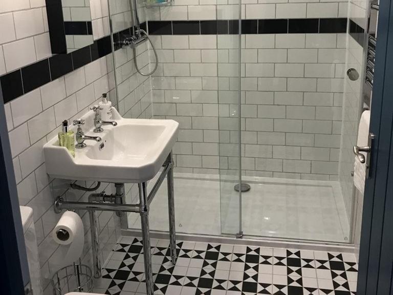 16号酒店 锡厄姆 客房 照片 A shower enclosure