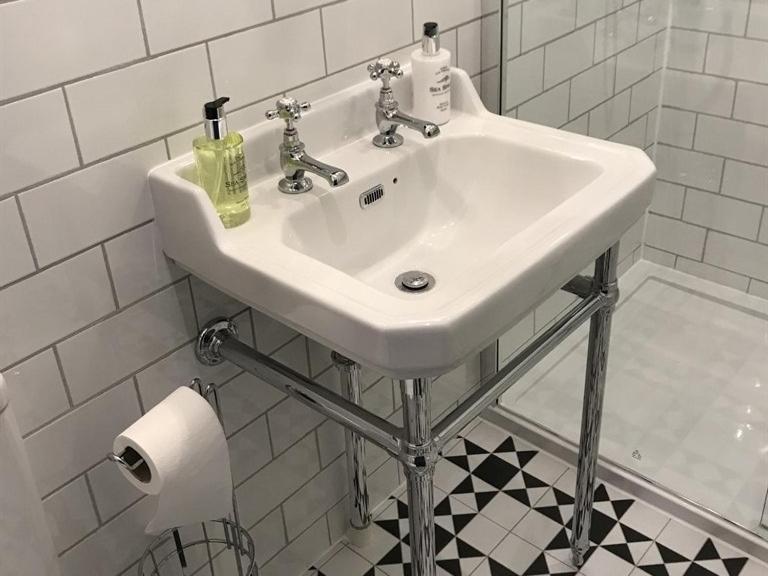 16号酒店 锡厄姆 客房 照片 A modern washbasin