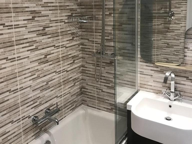 16号酒店 锡厄姆 客房 照片 Bathroom with shower enclosure