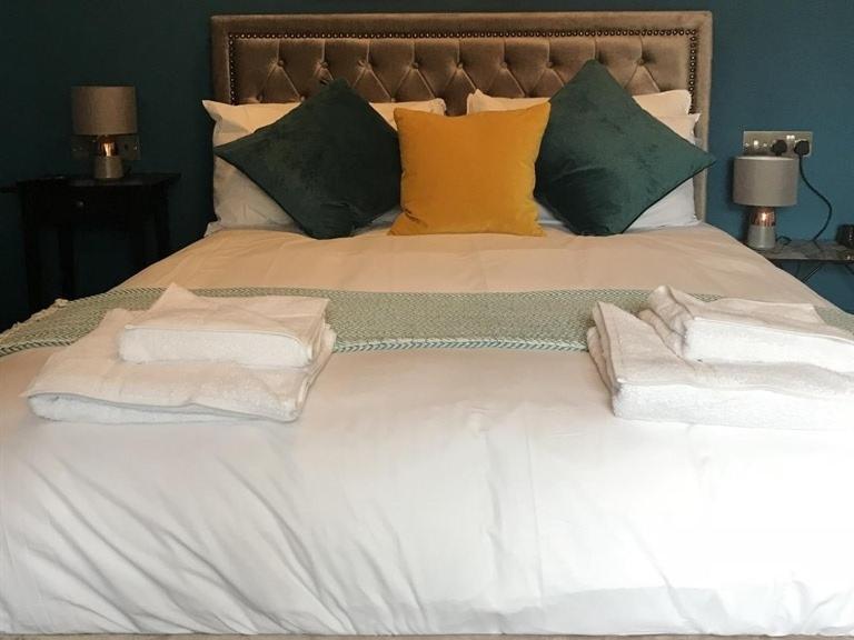 16号酒店 锡厄姆 客房 照片 A bed with a headboard