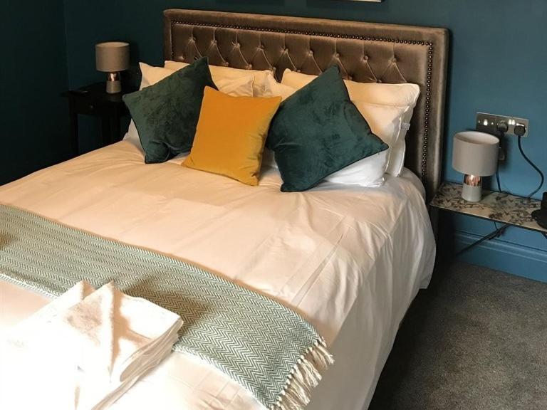 16号酒店 锡厄姆 客房 照片 A bed with a throw