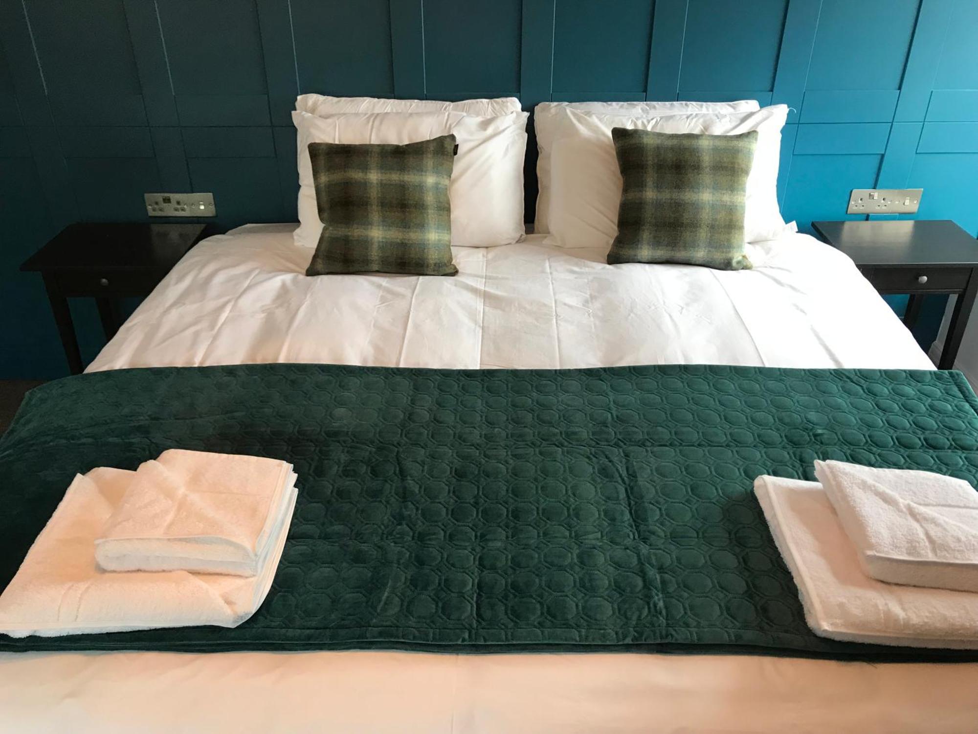 16号酒店 锡厄姆 客房 照片 A bed with a bed runner