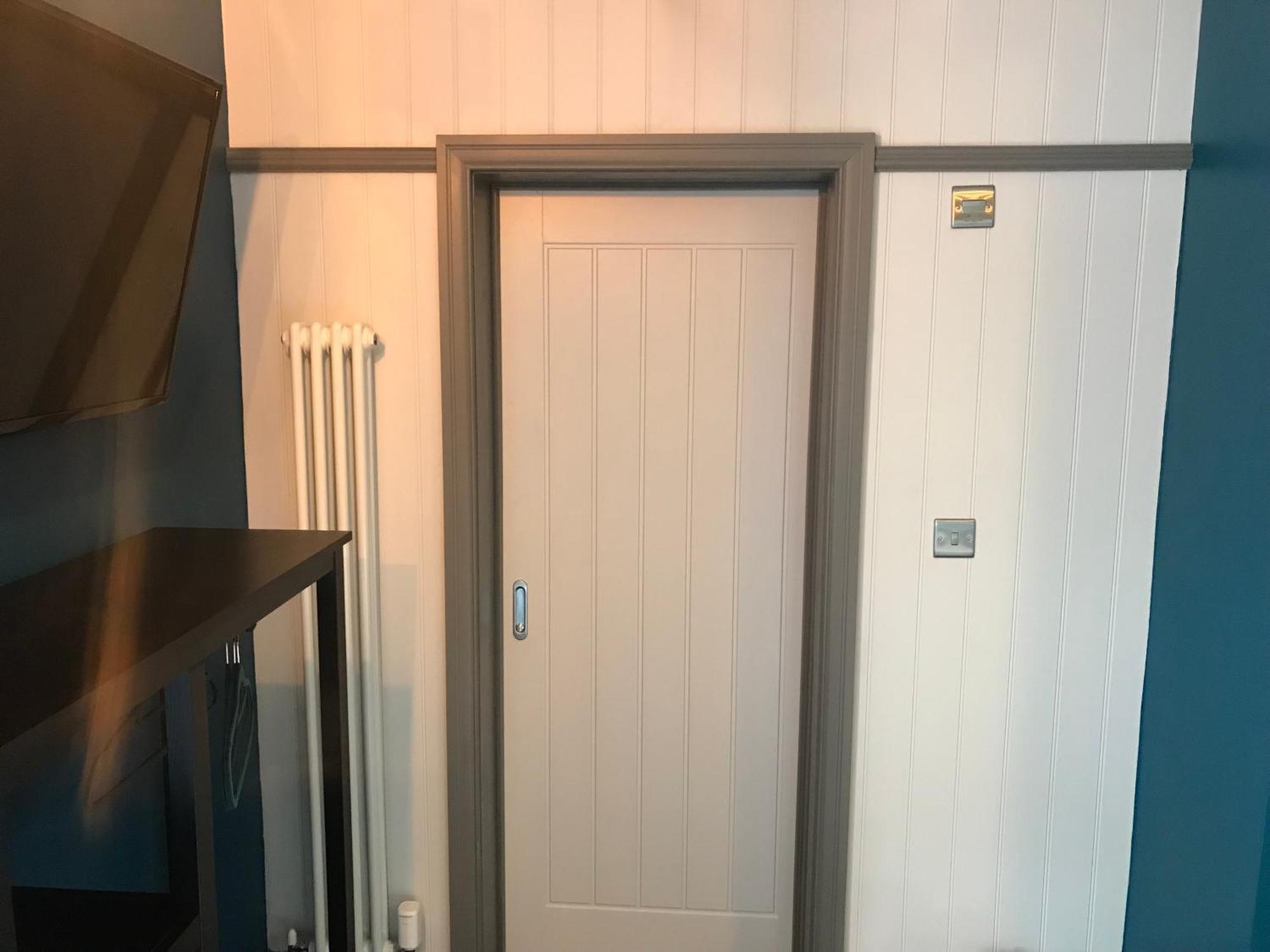 16号酒店 锡厄姆 客房 照片 A door with a door stop