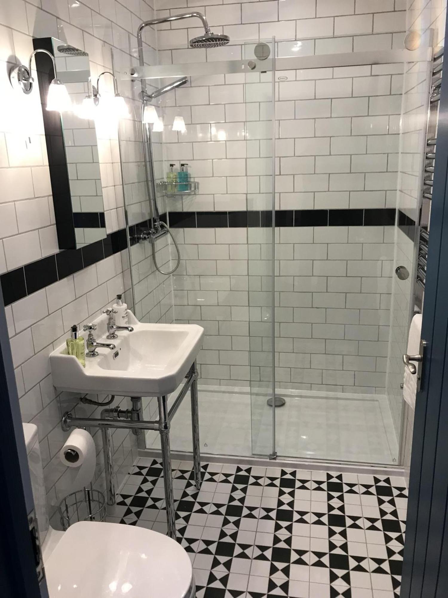 16号酒店 锡厄姆 客房 照片 A shower cubicle