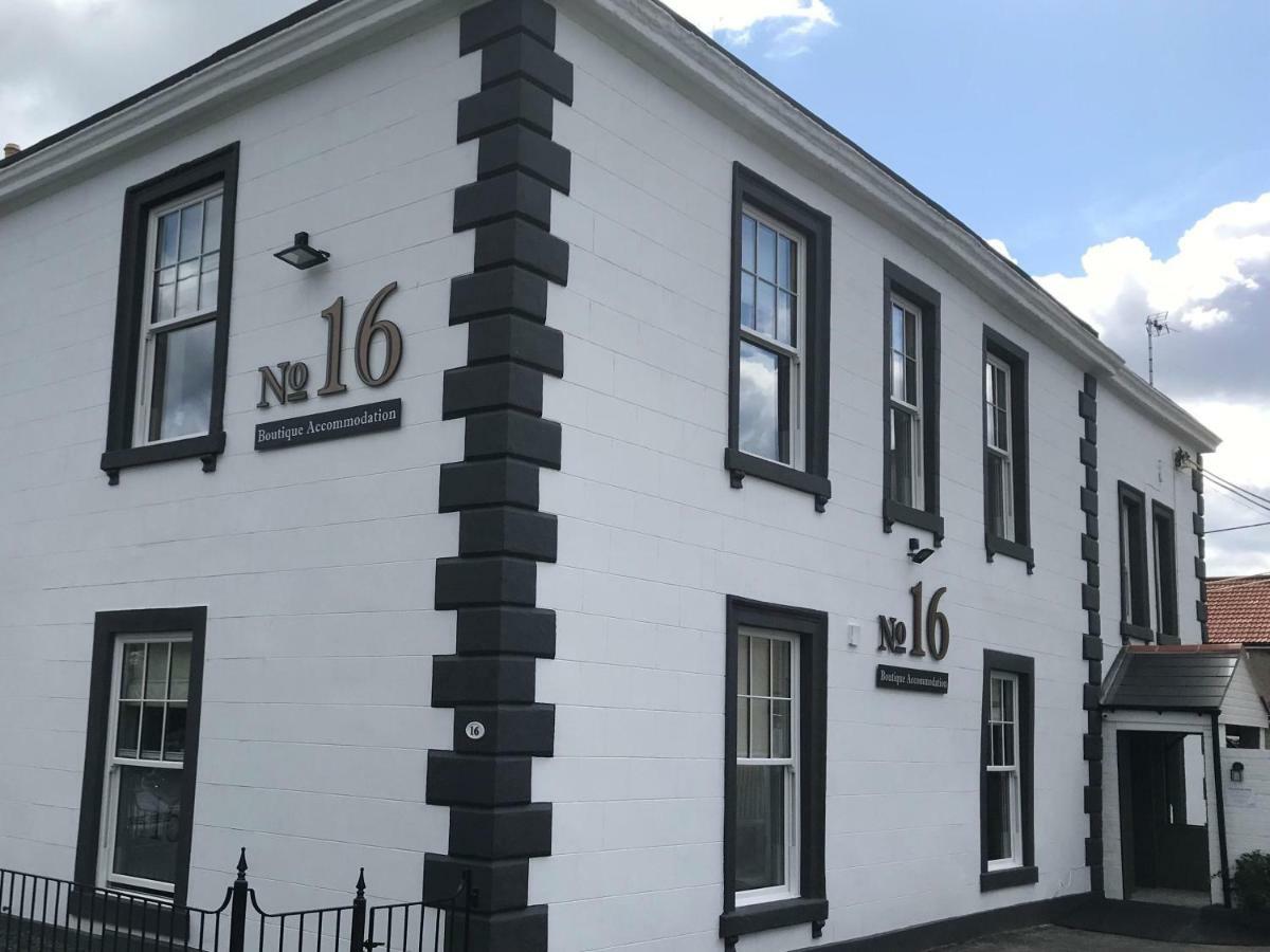 16号酒店 锡厄姆 外观 照片 The former railway station at 16 Station Road, now a private house
